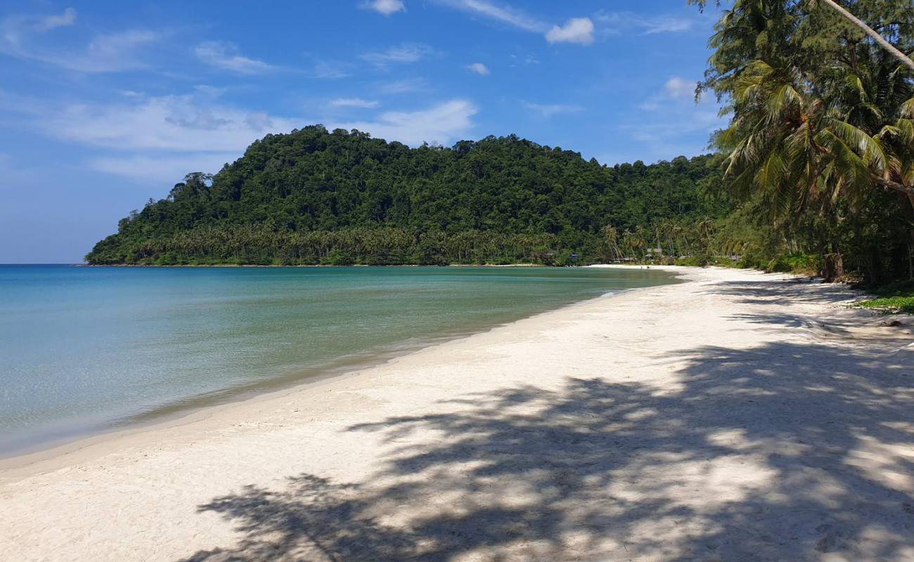 Foto af Ao Phrao Beach med hvidt fint sand overflade