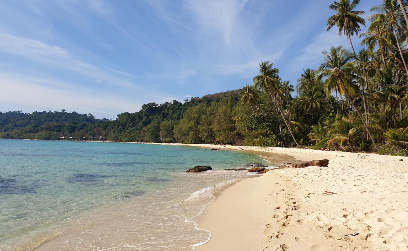 Foto af Takhian Beach med lys fint sand overflade