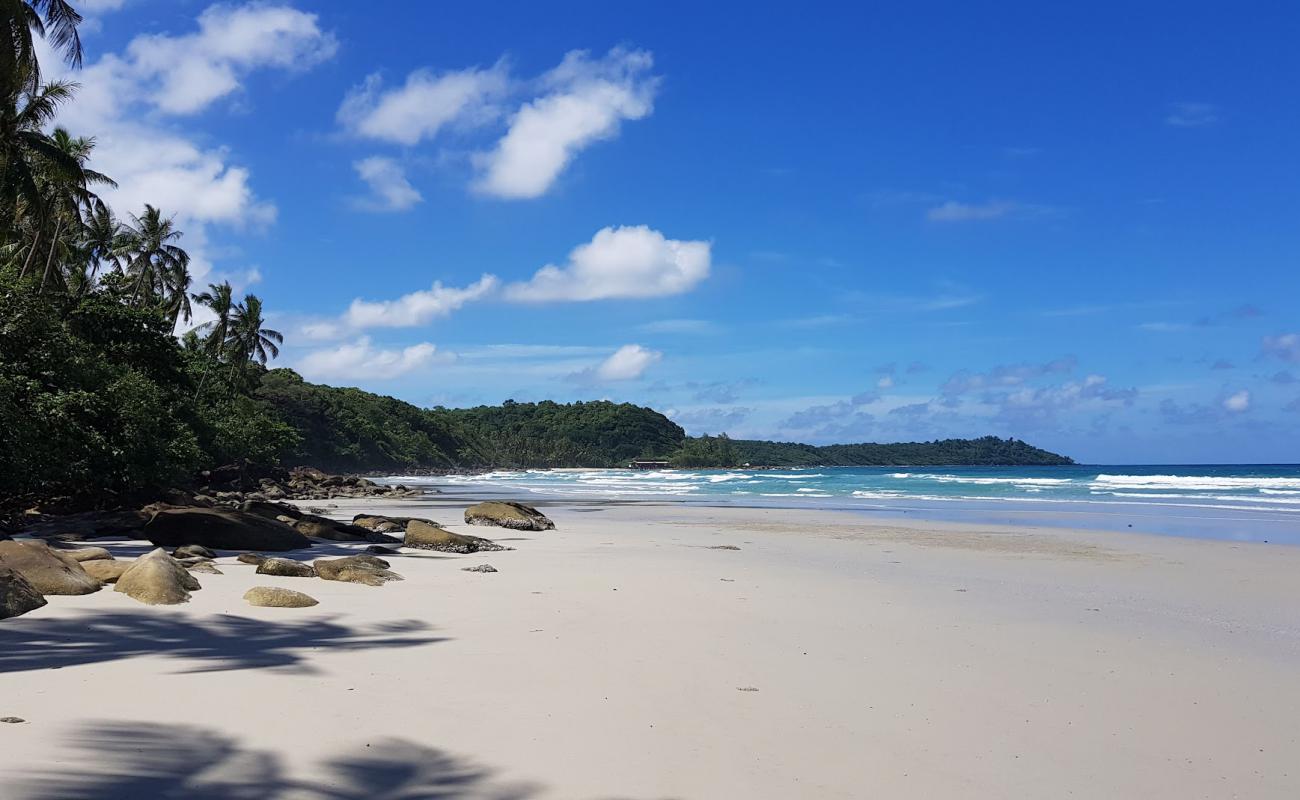 Foto af Khlong Yai Kee Beach med hvidt fint sand overflade