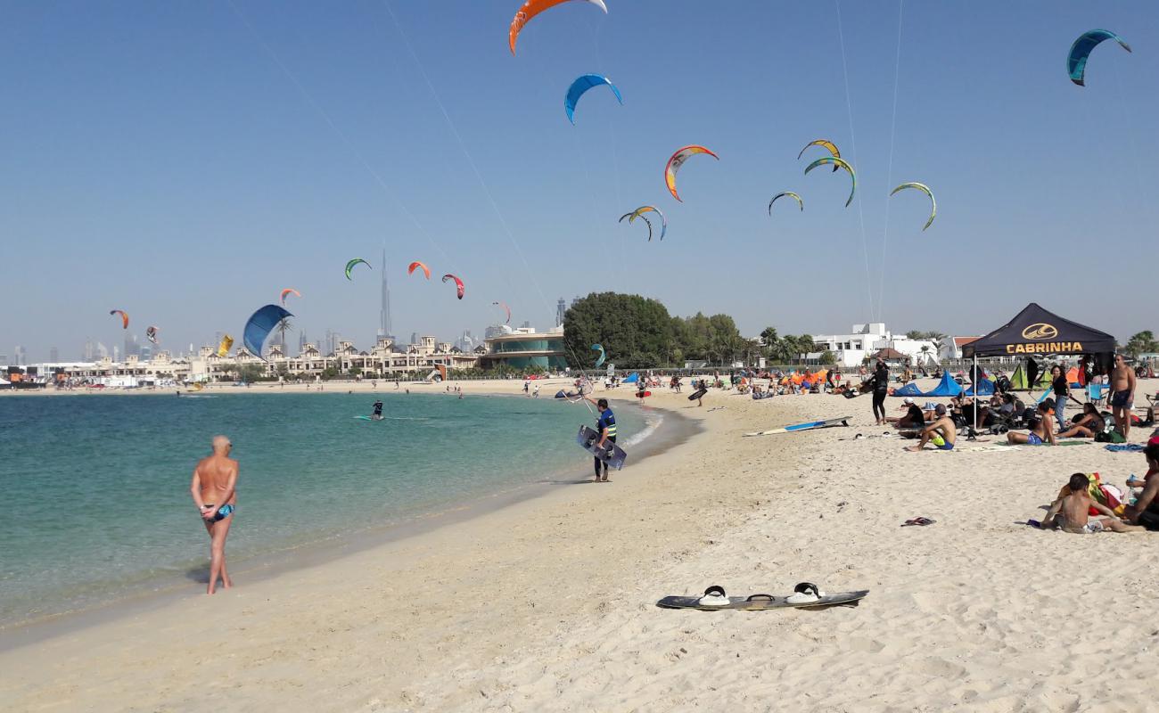 Foto af Jumeirah Kite beach med lys fint sand overflade