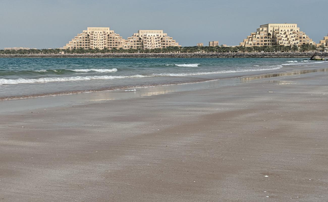 Foto af Ras Al Khaimah Public med lys sand overflade