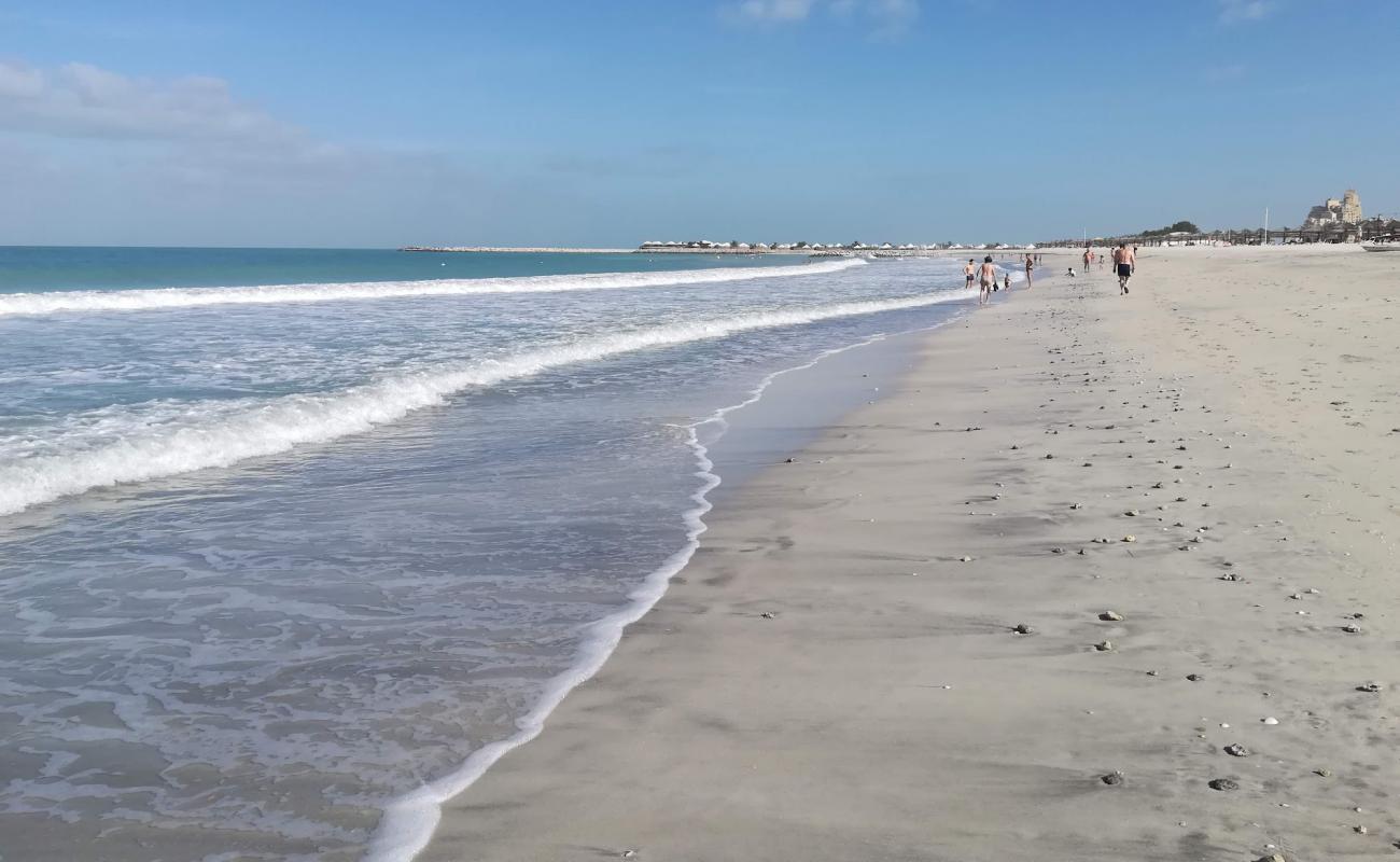 Foto af Al Hamra beach med lys sand overflade