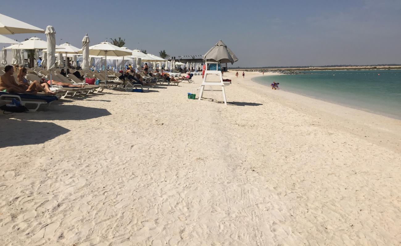 Foto af Yas Beach med hvidt sand overflade