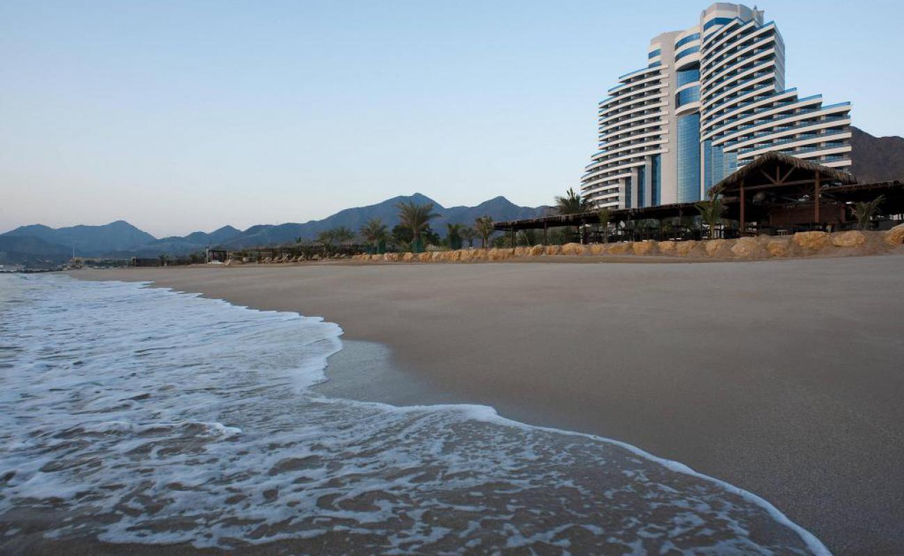 Foto af Sea Rugaylat Fujairah Beach med lys sand overflade