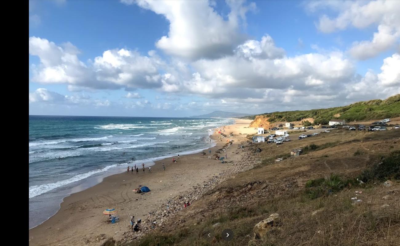 Foto af Berkuksh Beach med lys sand overflade