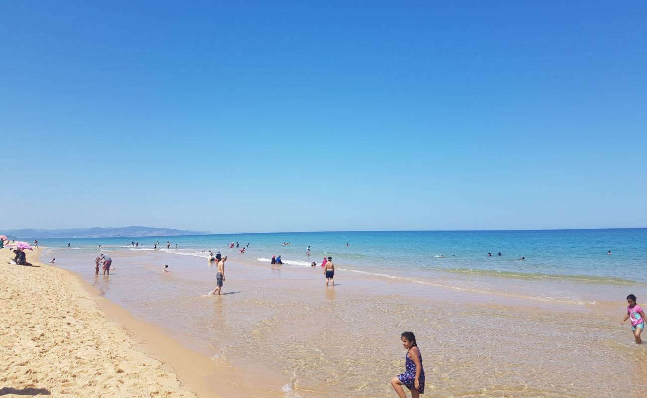 Foto af Zwaraa Beach med brunt sand overflade