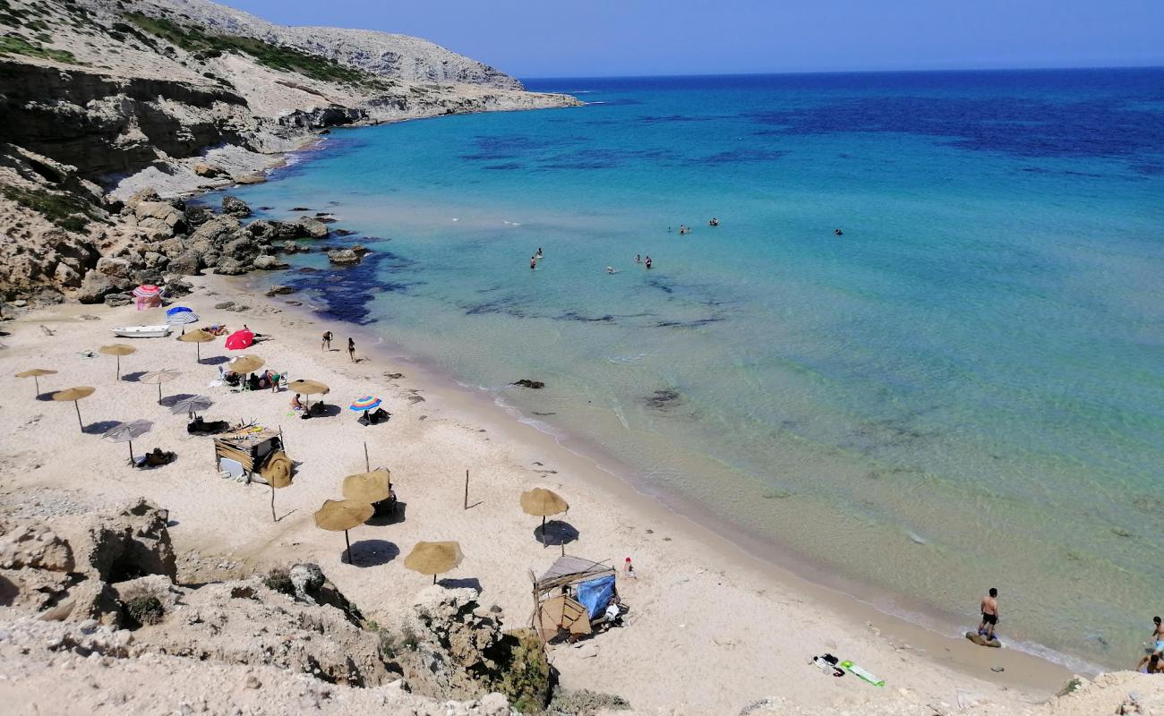 Foto af La Grotte beach med lys fint sand overflade