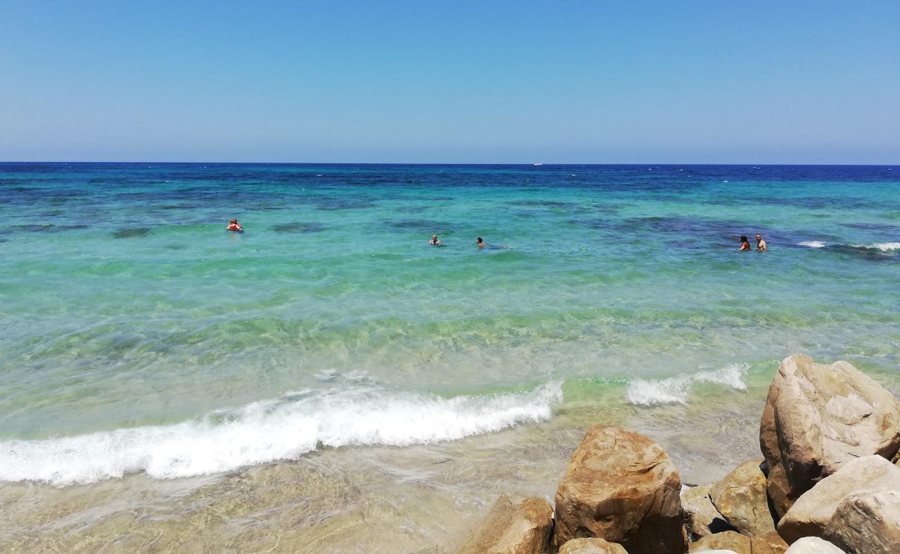 Foto af La Grotte beach II med lys sand overflade