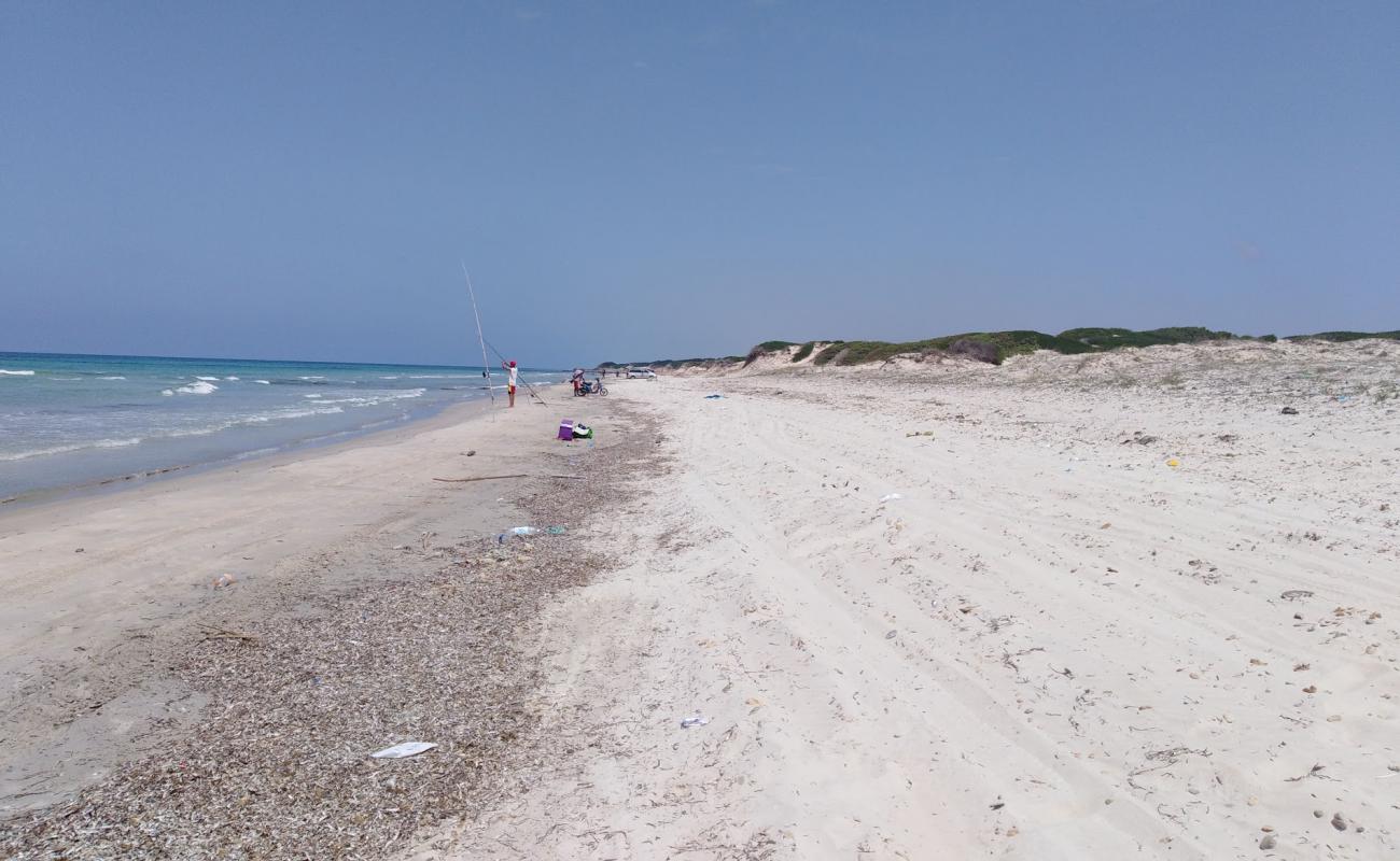 Foto af Monotonous Beach med lys sand overflade