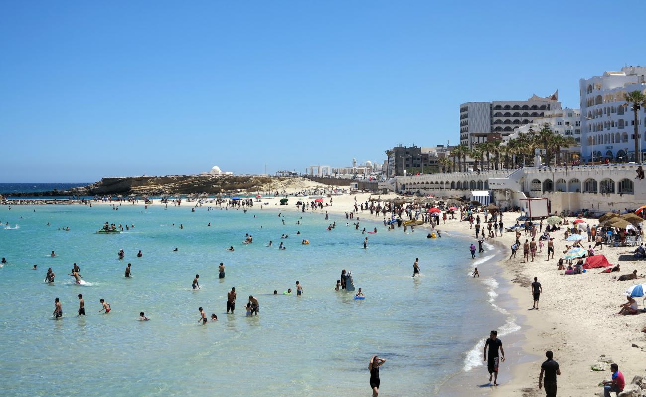 Foto af Qaraiya beach med hvidt fint sand overflade