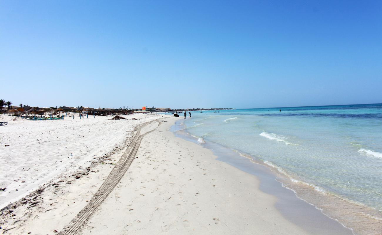 Foto af Sir Mehrez beach med hvidt sand overflade