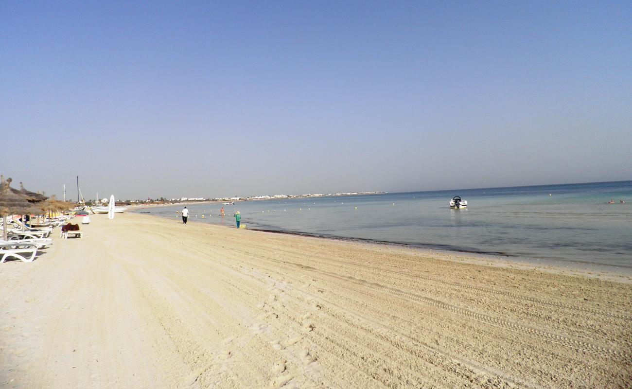 Foto af Plage Dar Djerba med hvidt sand overflade