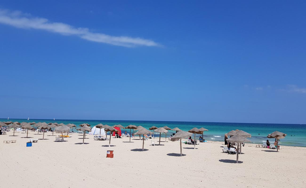 Foto af Tanit beach med hvidt sand overflade