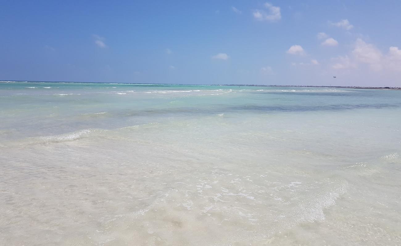 Foto af Hessi Jerbi beach med hvidt sand overflade