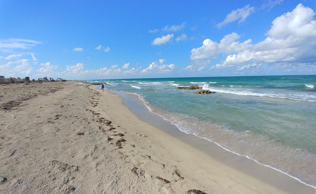 Foto af Al Batwar beach med hvidt sand overflade