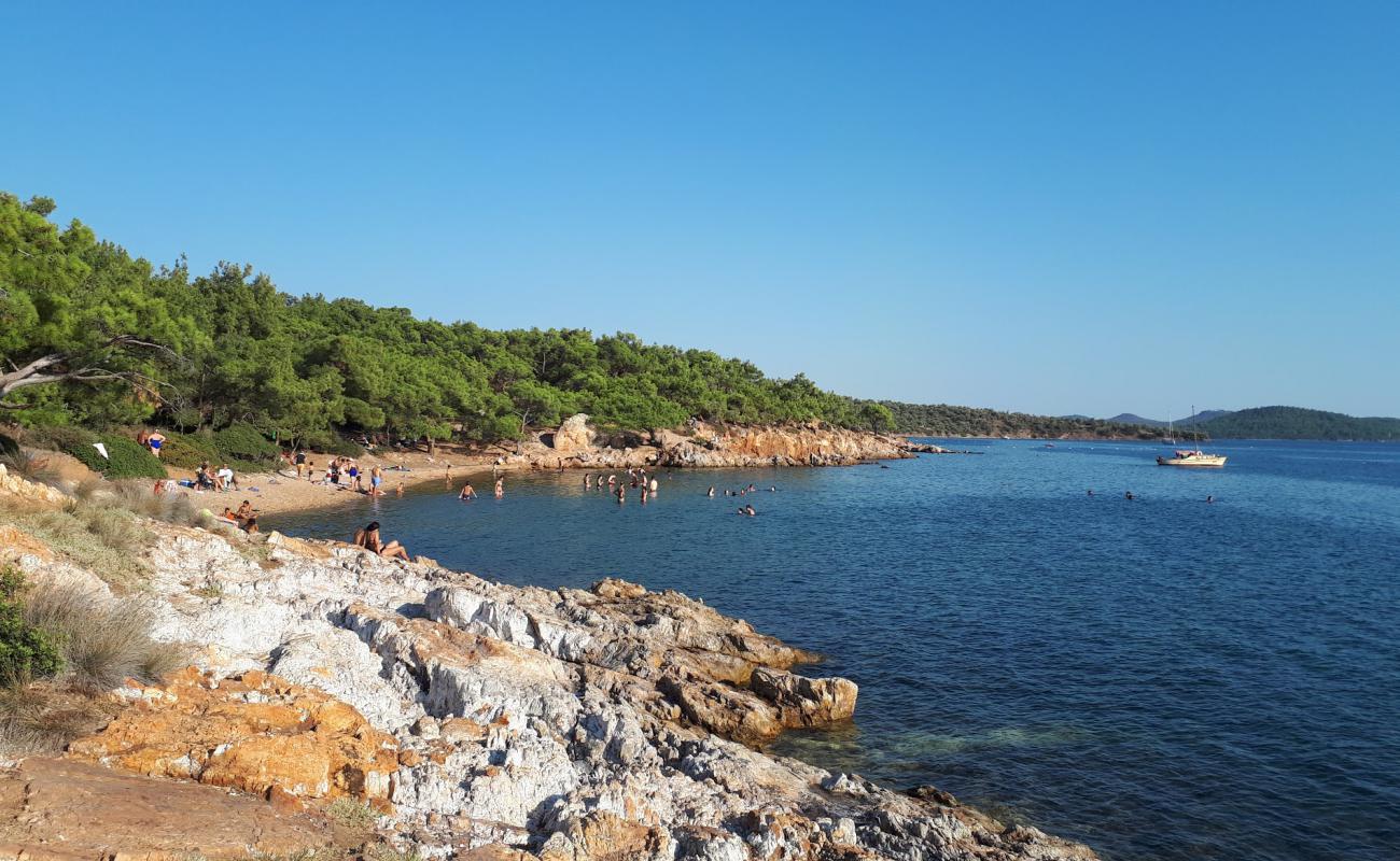 Foto af Kirmizikuyu Cd. beach med let sand og småsten overflade