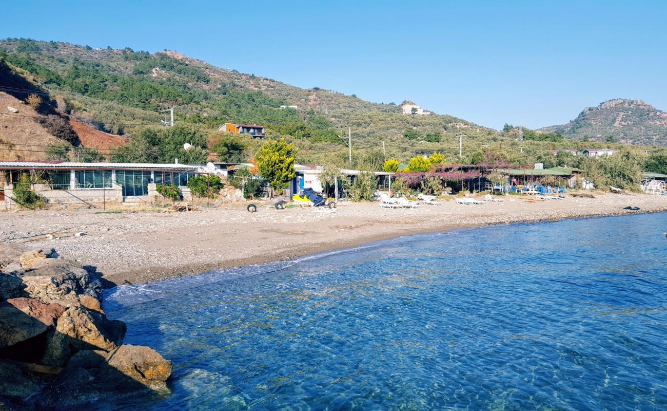 Foto af Yahya beach med let sand og småsten overflade