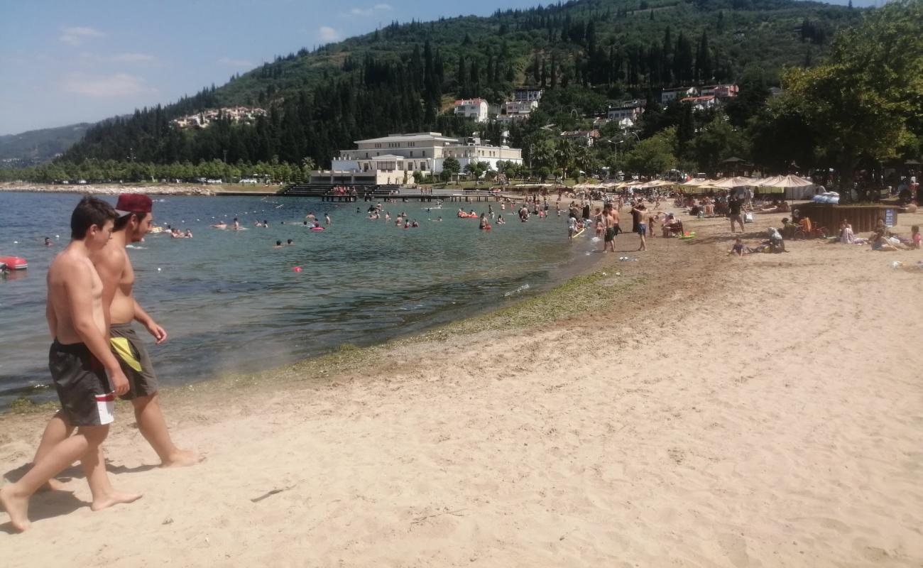 Foto af Karamursel beach med brunt sand overflade