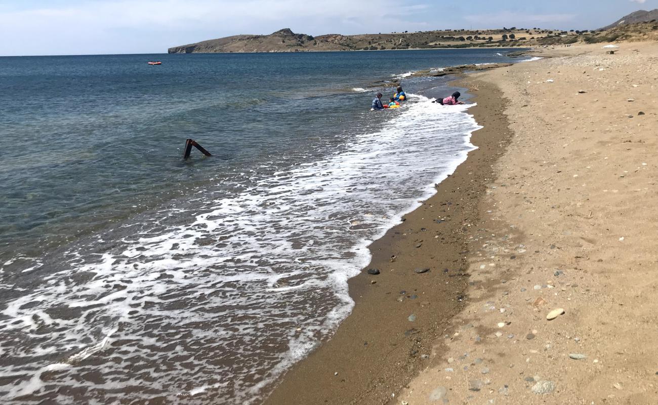 Foto af Kapikaya beach med sort sand og småsten overflade