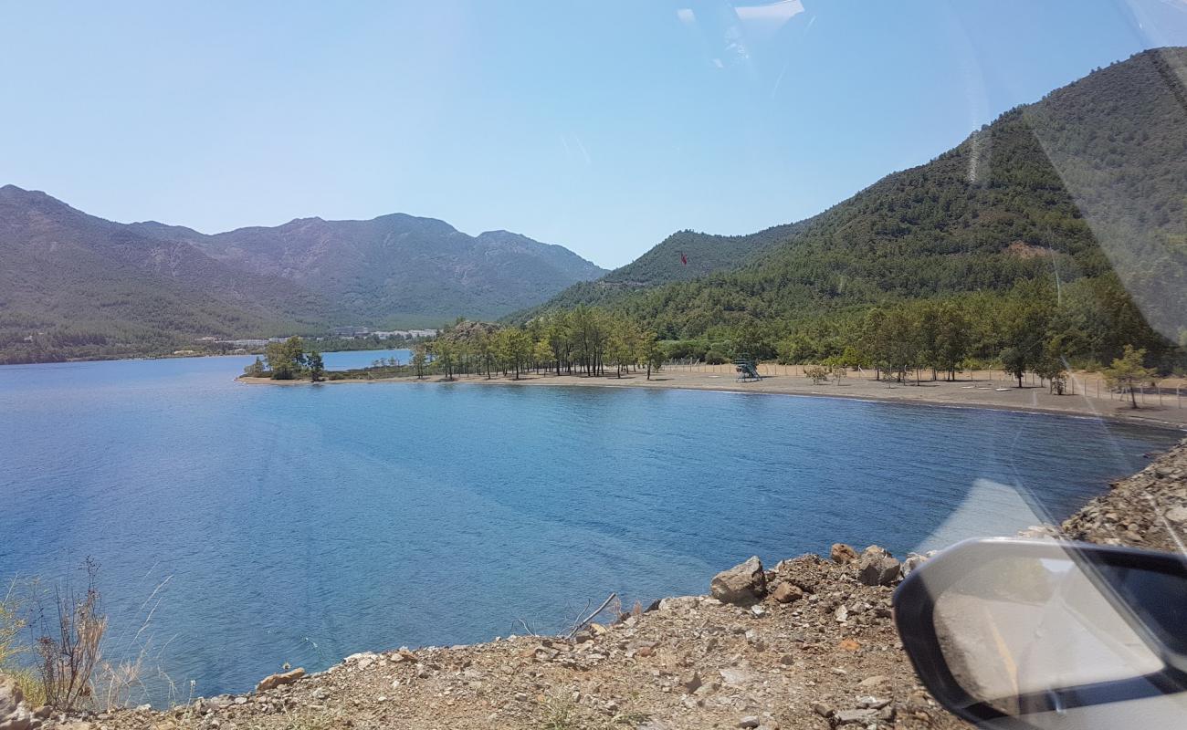 Foto af Adakoy beach med gråt sand og småsten overflade