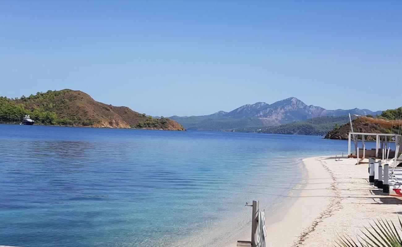 Foto af Manos Tavsan Strand med lys fint sand overflade