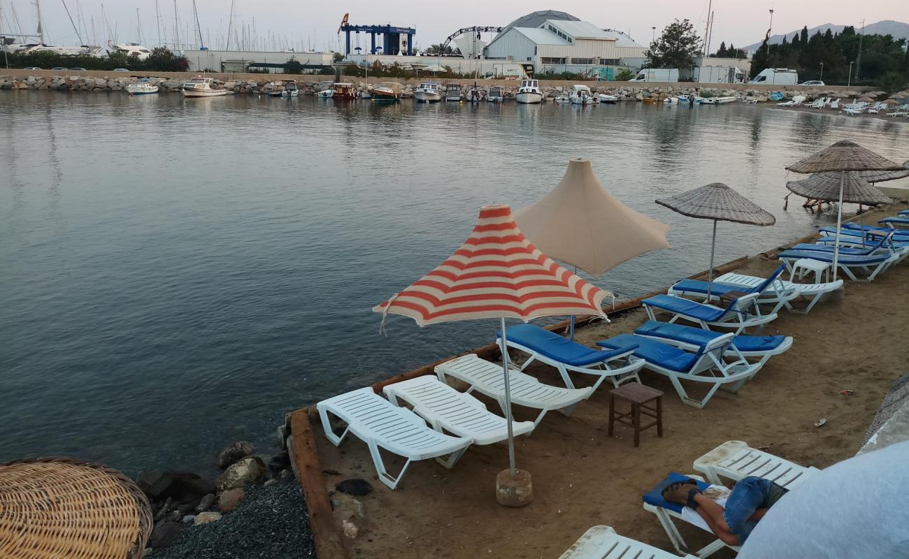 Foto af Turgutreis beach med brunt sand overflade