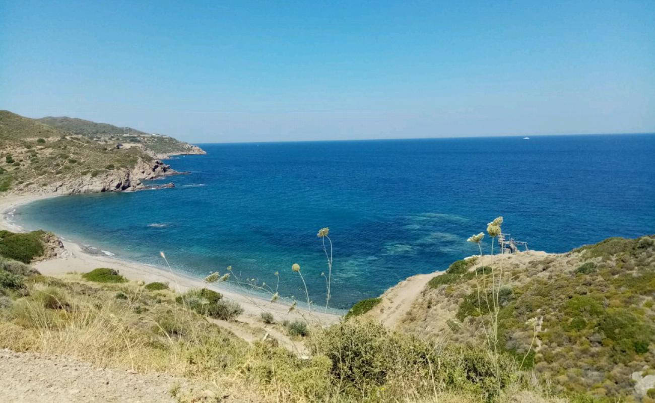 Foto af Hamzabuku II med let sand og småsten overflade