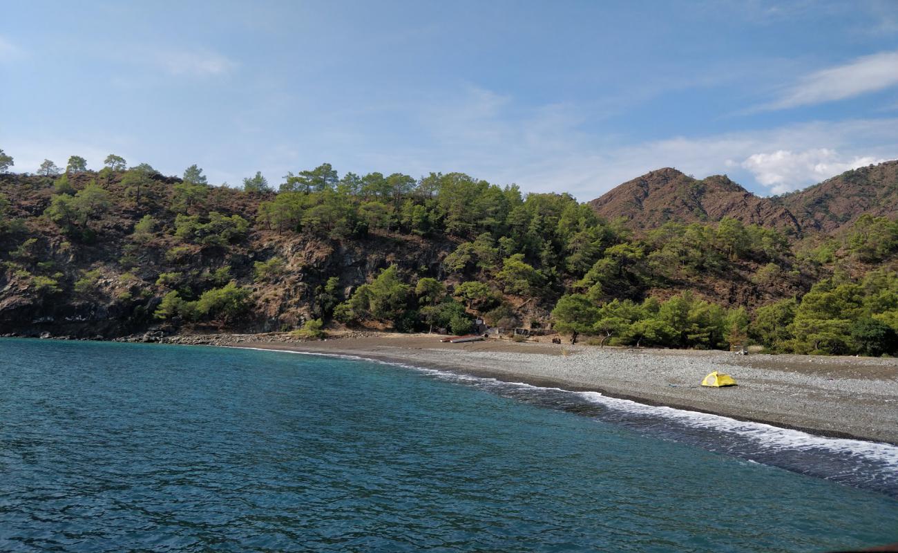 Foto af Maden Koyu Beach med sort sand og småsten overflade