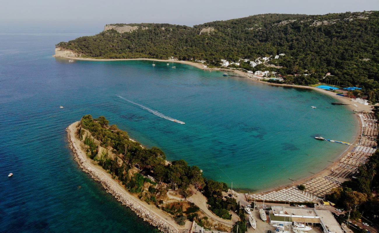 Foto af MåneskinsStrand med sort sand og småsten overflade