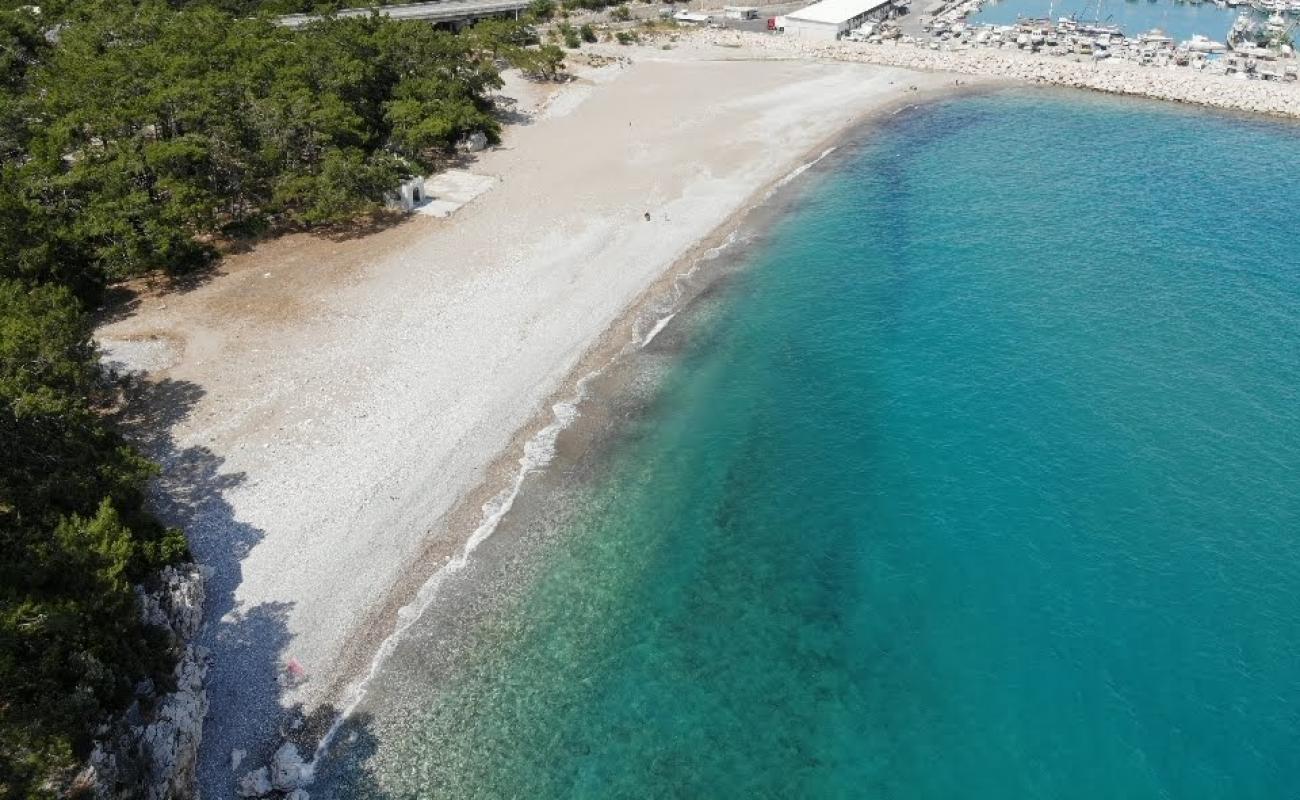 Foto af Barinagi Beach med let fin sten overflade