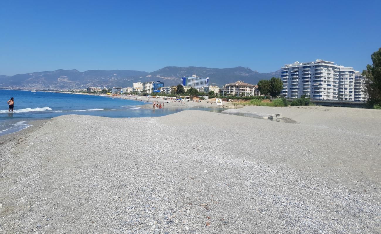 Foto af Tosmur beach med sort sand og småsten overflade