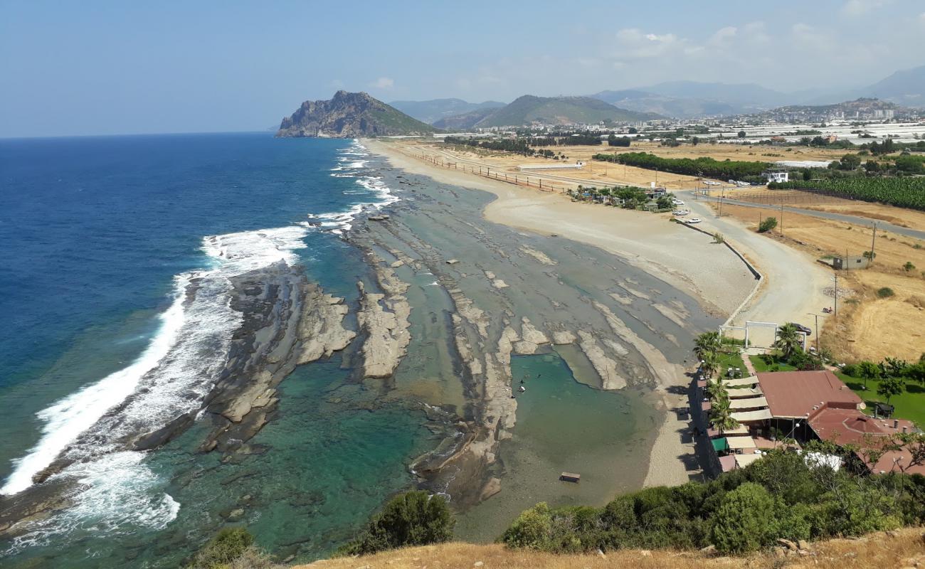 Foto af Bidi Bidi beach med brunt sand og sten overflade