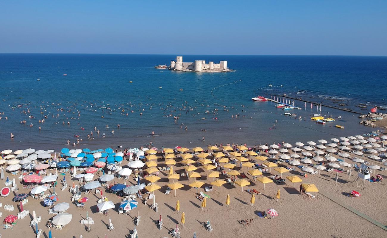 Foto af Kizkalesi beach med lys sand overflade