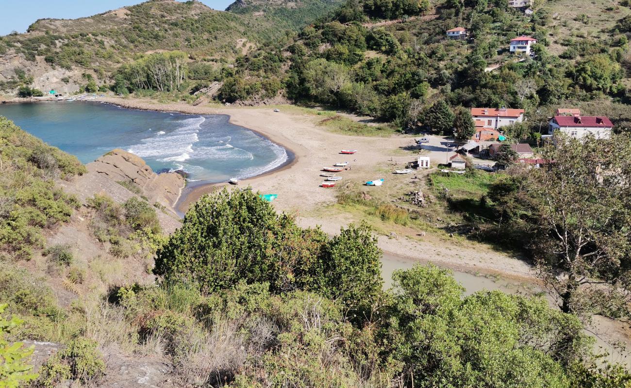 Foto af Karamam Koyu Plaji med gråt sand og småsten overflade