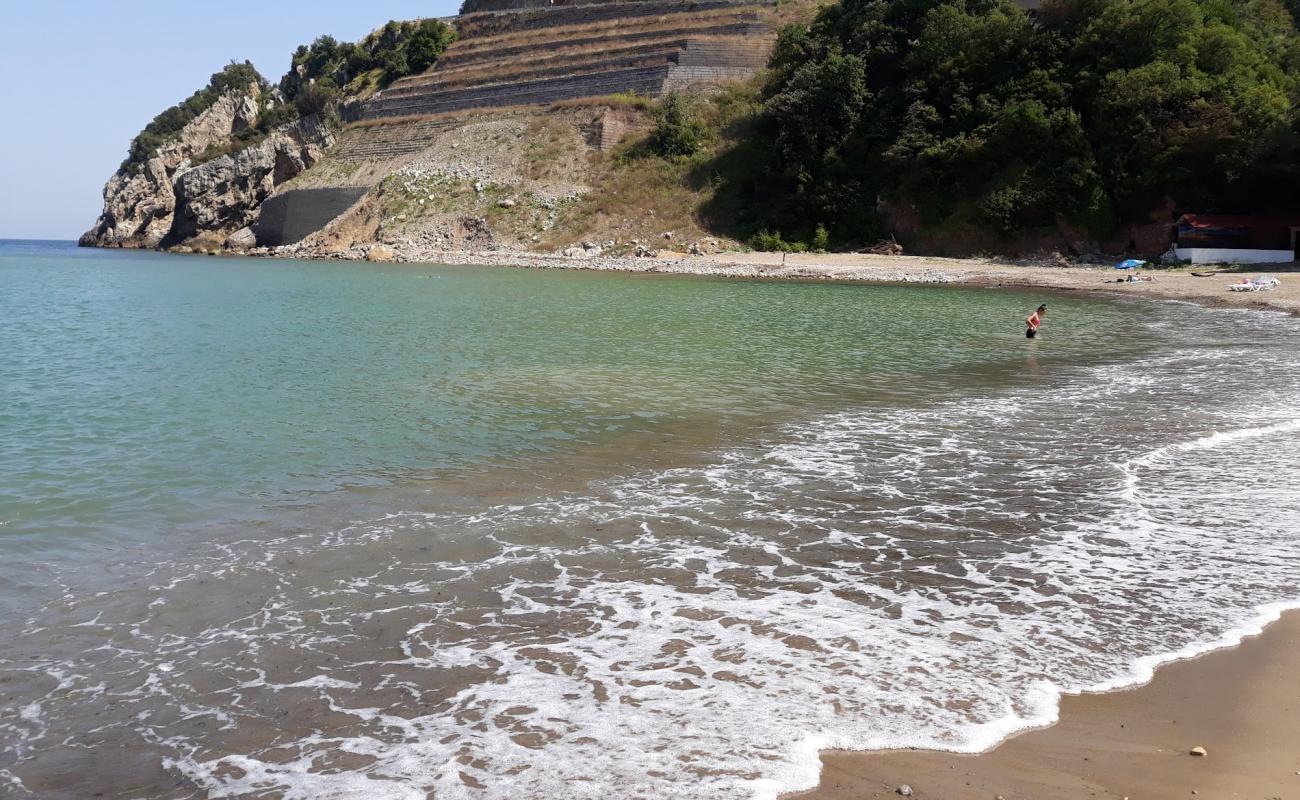 Foto af Iliksu Plaji med let sand og småsten overflade