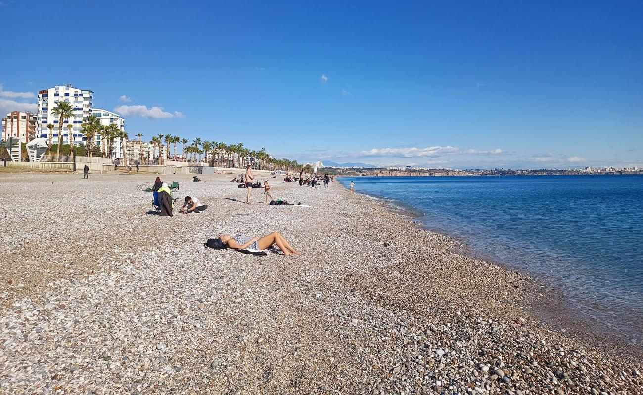 Foto af Konyaalti Strand med gråt sand og småsten overflade