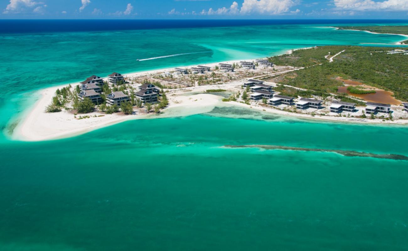 Foto af Dellis Cay beach med lys fint sand overflade