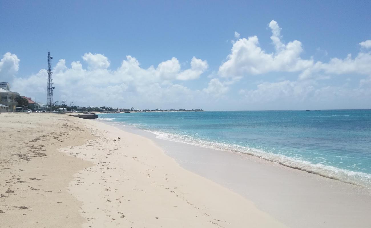 Foto af Cockburn Town beach med lys fint sand overflade