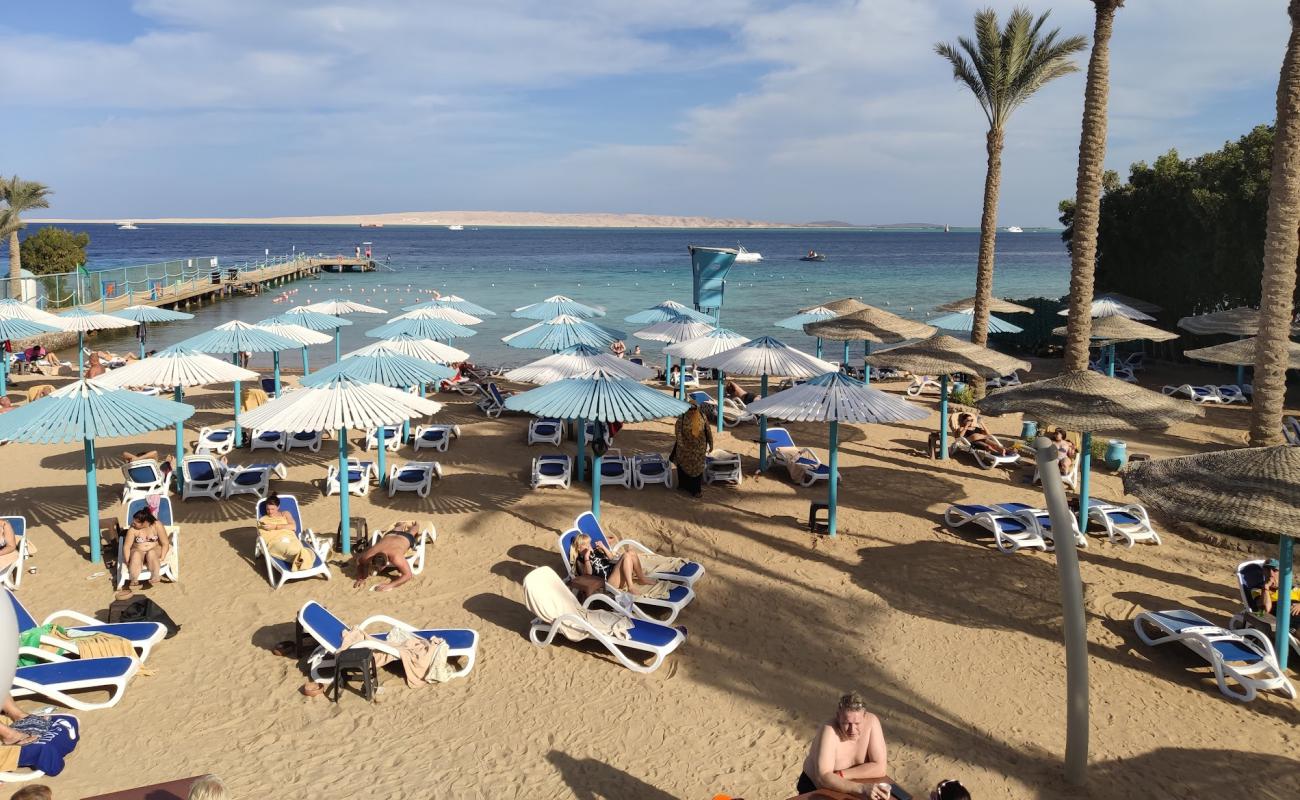 Foto af Public Beach El Fayroz med lys sand overflade