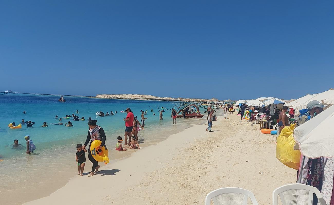 Foto af Al Mubarak Beach med lys fint sand overflade