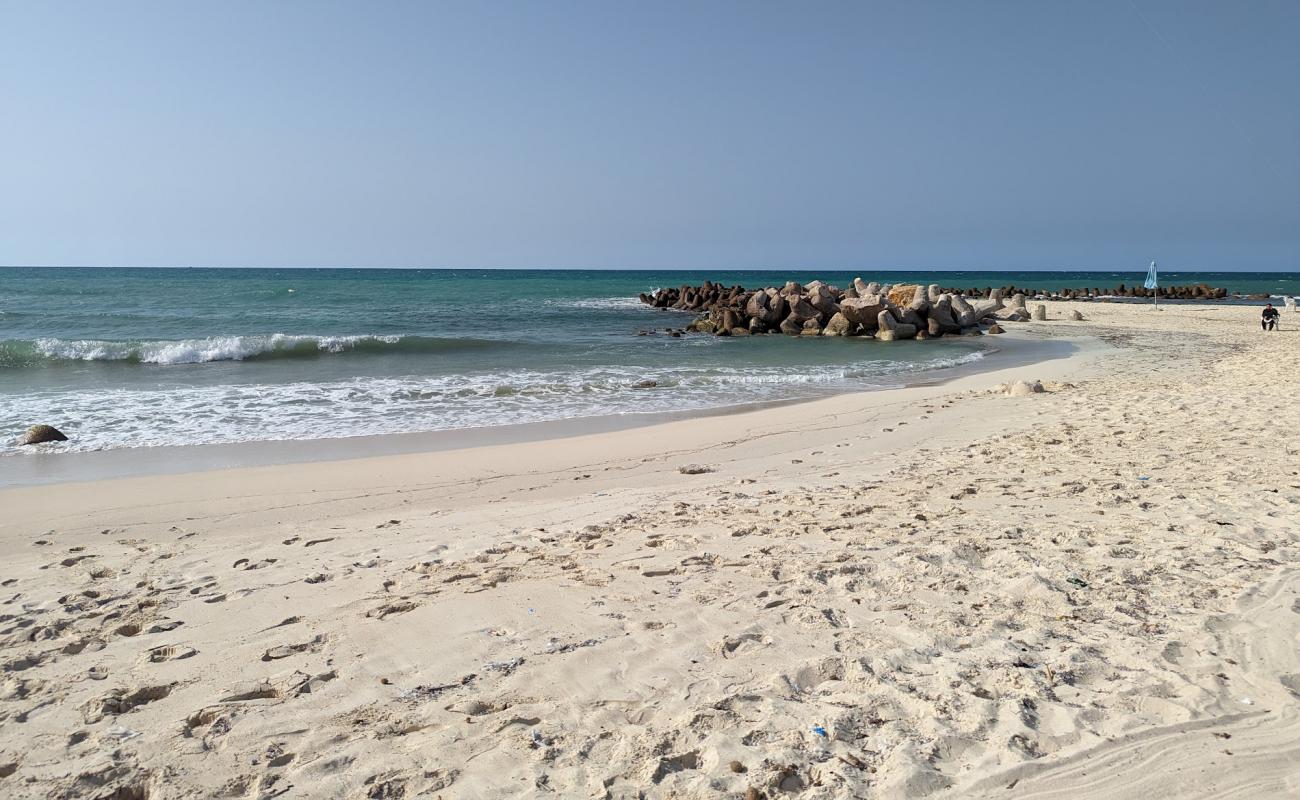 Foto af Al Bahri Beach med hvidt sand overflade