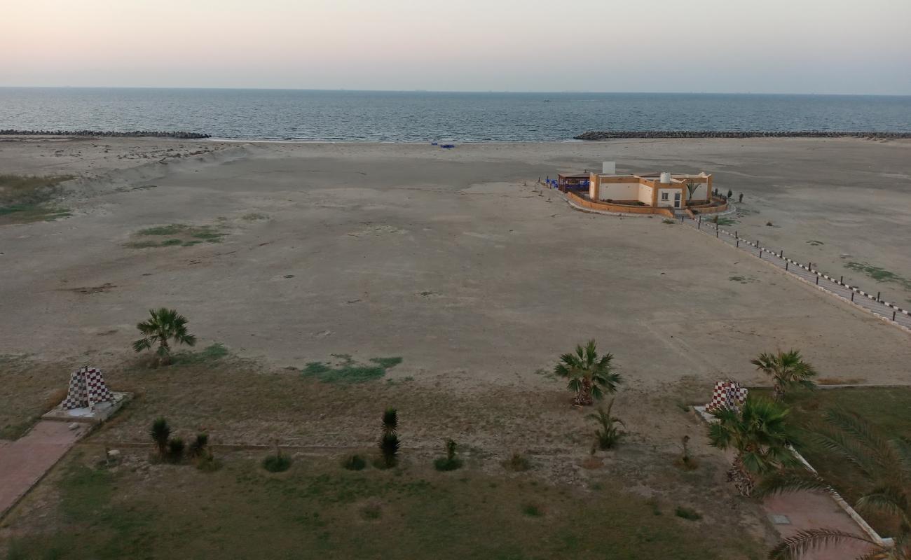 Foto af Al Abtal Beach med lys sand overflade