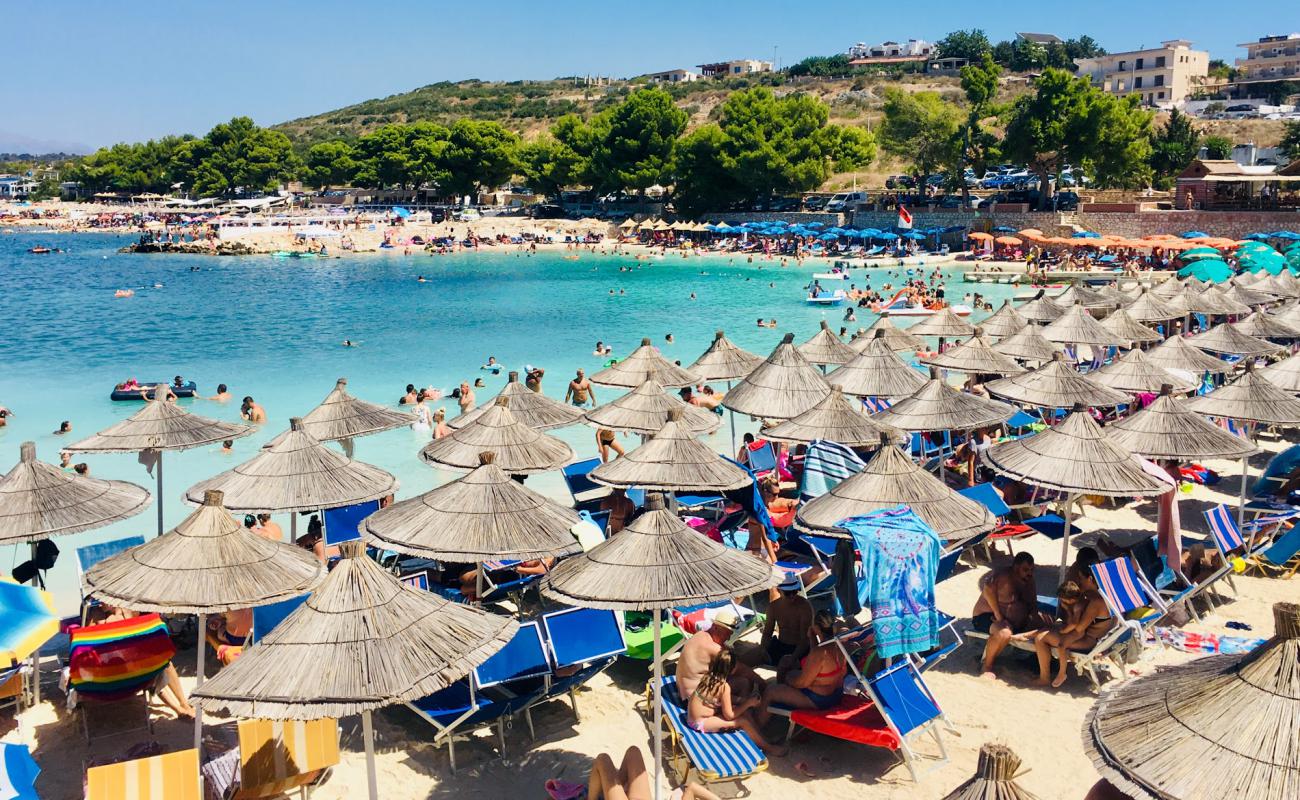 Foto af Ksamil Strand med brun fin sten overflade