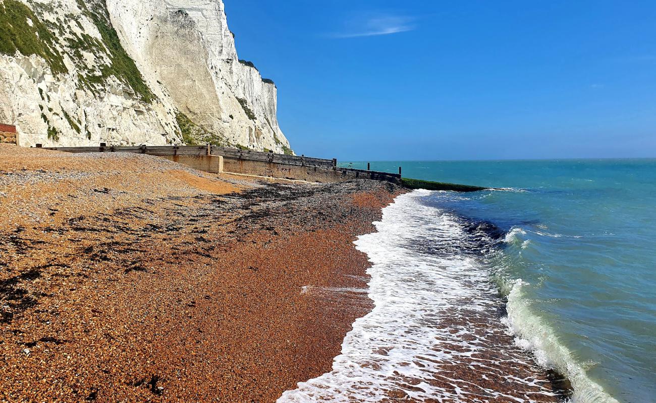 Foto af St Margaret's beach med let fin sten overflade