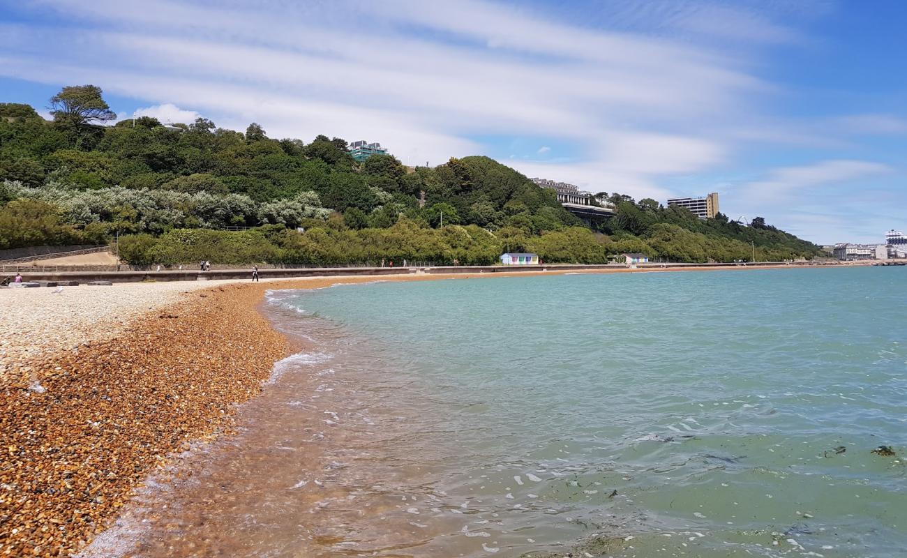 Foto af Folkestone Strand med brun fin sten overflade