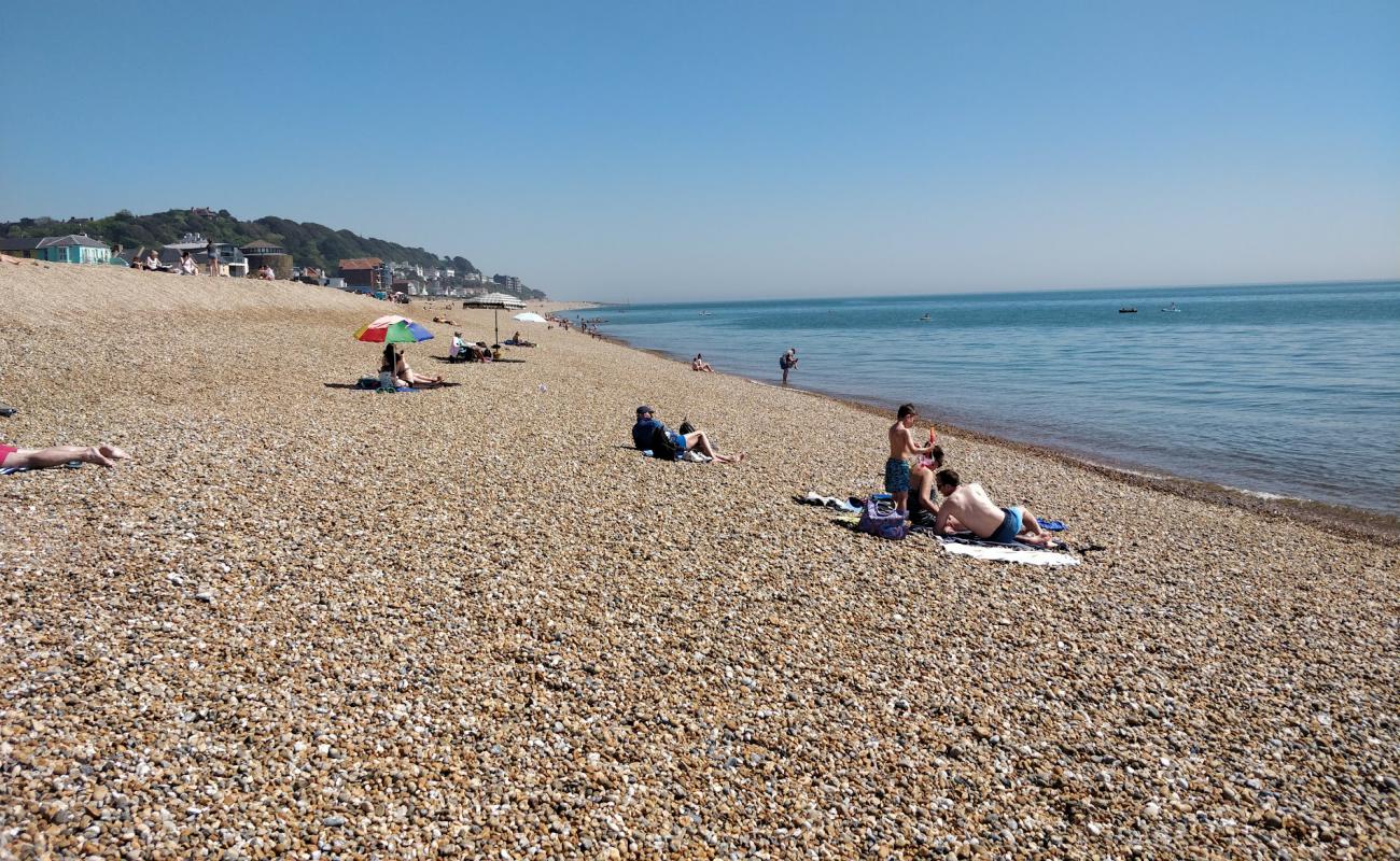 Foto af Sandgate strand med brun fin sten overflade