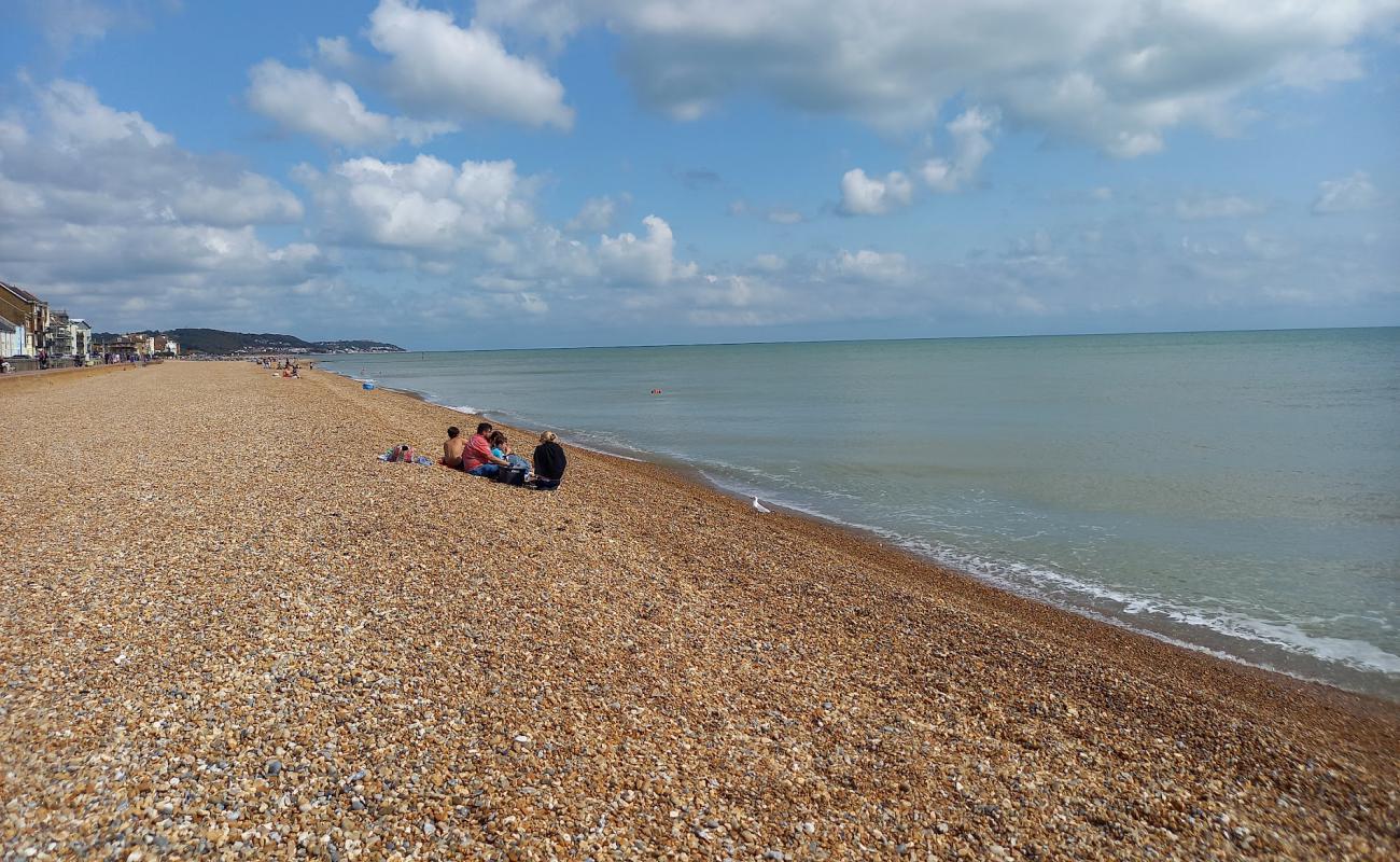 Foto af Hythe strand med brun fin sten overflade