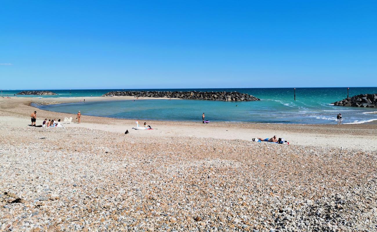 Foto af Elmer beach med let sand og småsten overflade