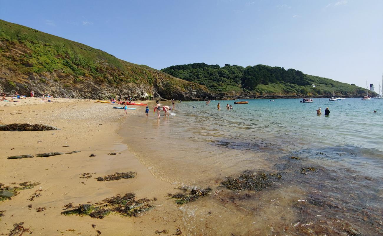 Foto af Molunan beach med lys sand overflade