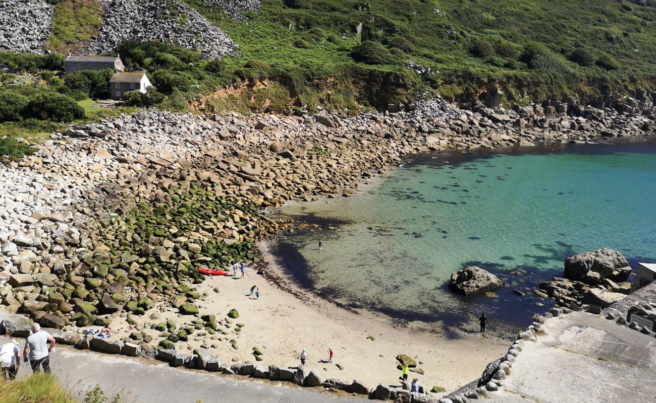 Foto af Lamorna Cove beach med lyst sand & sten overflade